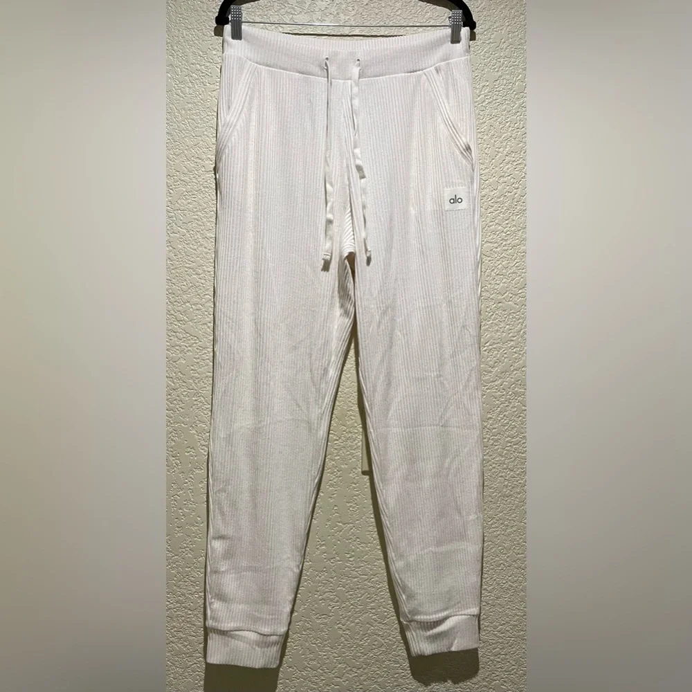 Alo Yoga NWOT Muse Sweatpants Ivory Size L